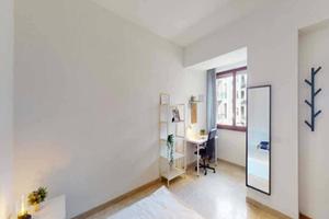 Stanza in appartamento di 253 m² a Milano