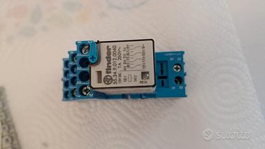 Relè Finder 12Vdc con zoccolo din 4 contatti