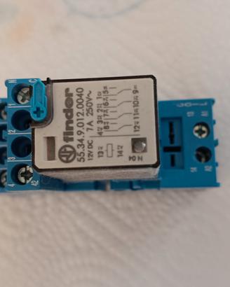 Relè Finder 12Vdc con zoccolo din 4 contatti