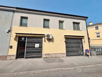 Monfalcone: locale commerciale