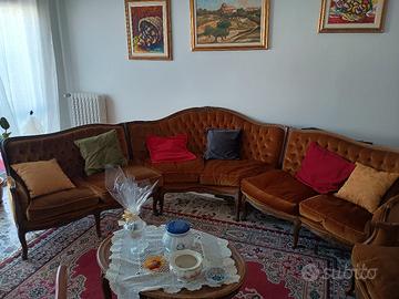 divano completo di poltrone e tavolino 