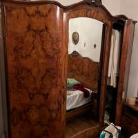 Mobile antico con specchio