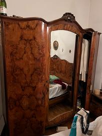 Mobile antico con specchio