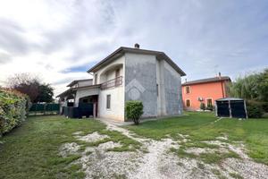 BIFAMILIARE A ACQUANEGRA SUL CHIESE