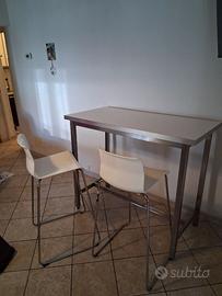 Tavolo alto con sgabelli