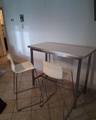 Tavolo alto con sgabelli