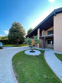 Casa singola con giardino e garage doppio