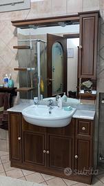 Mobile da bagno con lavandino e specchio