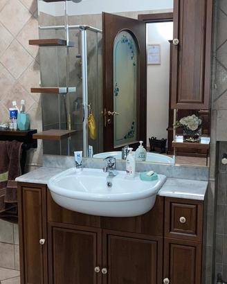 Mobile da bagno con lavandino e specchio