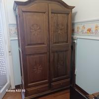 Armadio rustico in legno massello con intagli – ro