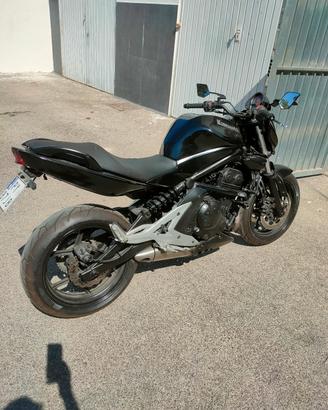 moto Kawasaki ER6N