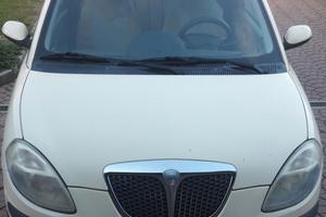 LANCIA Ypsilon 2004 con gruetta trasporto disabili