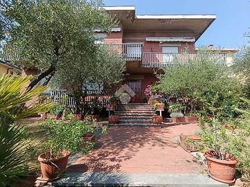 VILLA SINGOLA A MONTECATINI-TERME