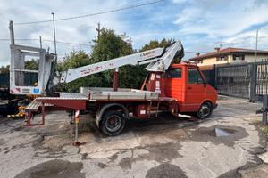 M144 - IVECO DAILY CON PIATTAFORMA CESTA AEREA