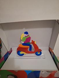 marco lodola, statuetta in plexiglass pubblicata 