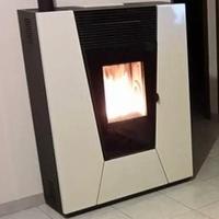 Stufa a pellet marca Clam modello Suez+ ad aria
