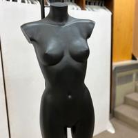 Busti da donna neri con supporto per vetrine