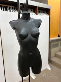 Busti da donna neri con supporto per vetrine