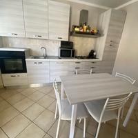 Cucina Moderna con elettrodomestici e Tavolo