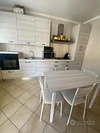 Cucina Moderna con elettrodomestici e Tavolo