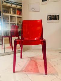 Sedie rosse trasparenti in policarbonato 
