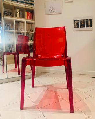 Sedie rosse trasparenti in policarbonato 