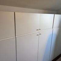 Armadio in legno bianco