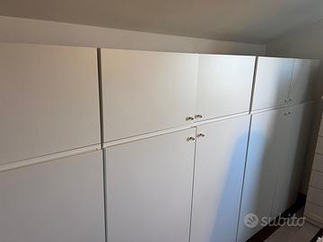 Armadio in legno bianco