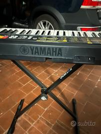 Tastiera Yamaha con supporto