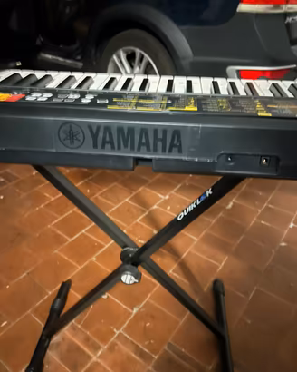 Tastiera Yamaha con supporto