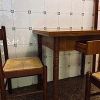 Tavolo allungabile di legno e 4 sedie