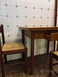 Tavolo allungabile di legno e 4 sedie