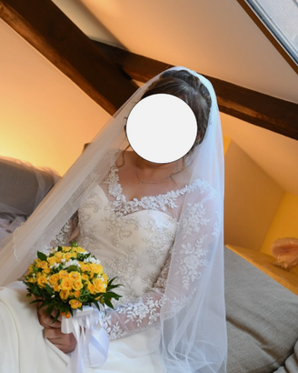 Abito da sposa in pizzo con maniche lunghe + velo