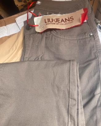 Stock pantaloni e gonne