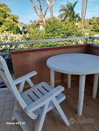 Tavolo rotondo con 2  poltrone 