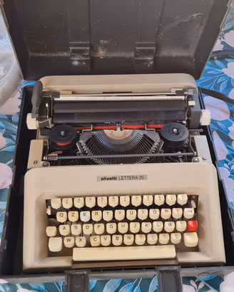 Macchina da scrivere Olivetti 