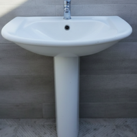 Lavabo con colonna e rubinetto. Colore bianco.