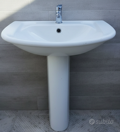 Lavabo con colonna e rubinetto. Colore bianco.