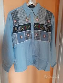 Camicia donna azzurra in cotone decori e ricami 