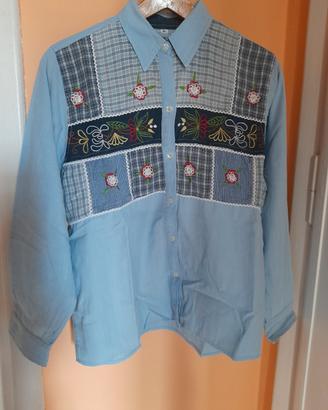 Camicia donna azzurra in cotone decori e ricami 
