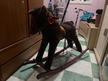 Cavallo a dondolo modello vintage con suono