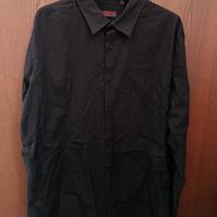 Camicia nera con maniche lunghe