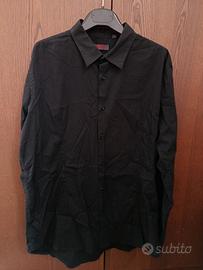 Camicia nera con maniche lunghe