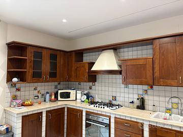 Cucina artigianale in legno massello di noce