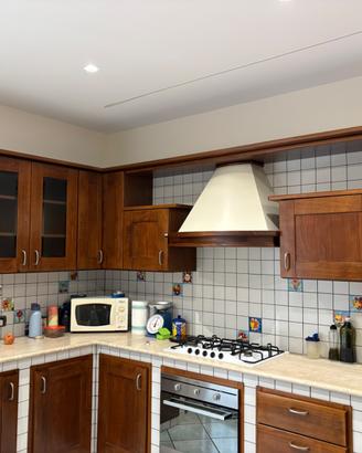 Cucina artigianale in legno massello di noce