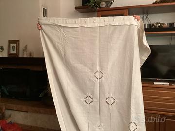 TENDE IN LINO RICAMATE A MANO