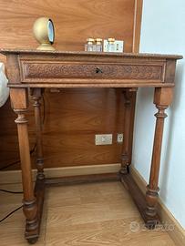 tavolinetto d'epoca con intarsi