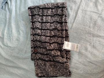 Sciarpa nera e grigia