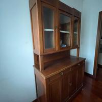 Credenza antica in legno con vetrine