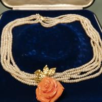 Collana di perle di fiume, oro e corallo rosa. 